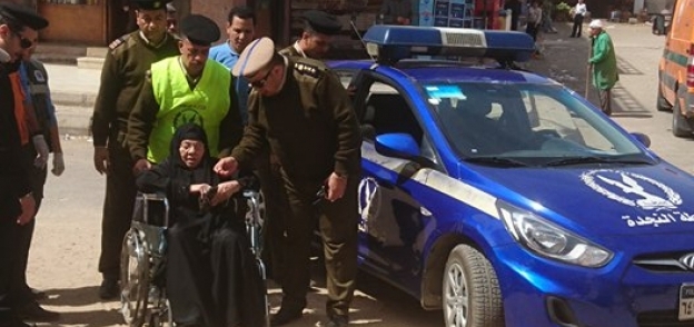 بالصور| سيارة شرطة تحضر سيدة للجنتها الانتخابية بالشرقية
