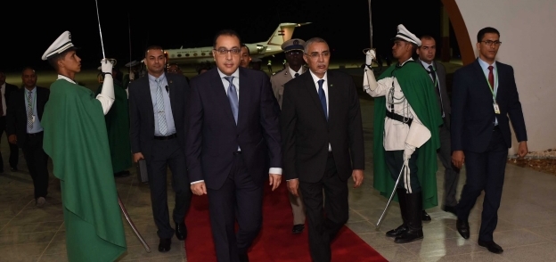بالصور| رئيس الوزراء الموريتاني يستقبل مدبولي في مطار نواكشوط