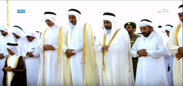 أمير دولة قطر يؤدي صلاة العيد بصحبة والده