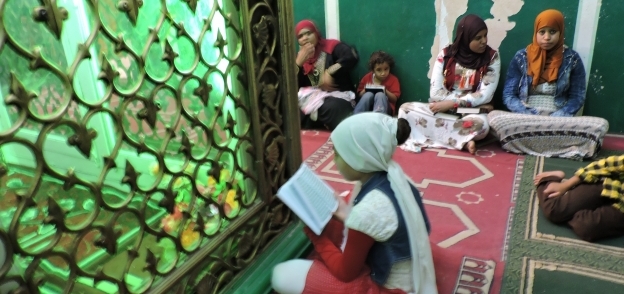 فتاة تقرأ القرآن داخل ضريح «الفرغل»