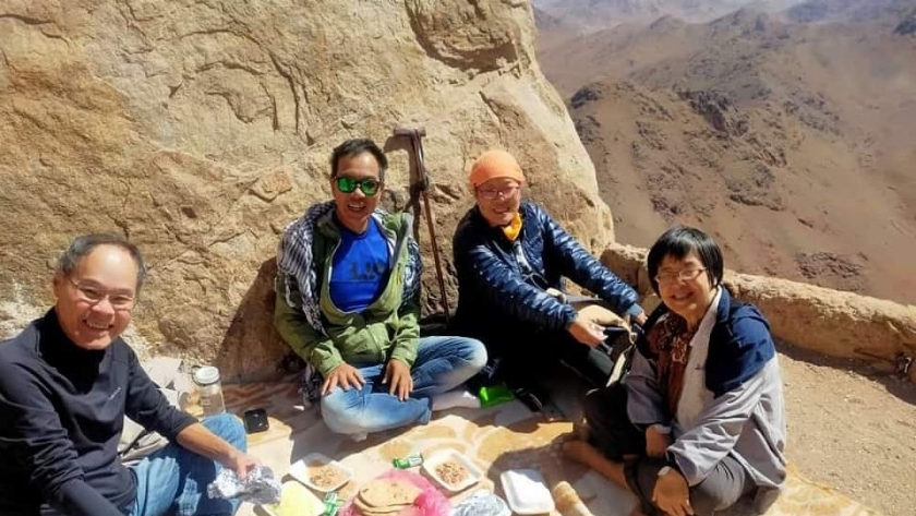 سياح يتناولون وجبة الإفطار فوق جبل موسي