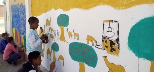 بالصور.. طلاب شلاتين يرسمون ثقافتهم على أسوار المدارس