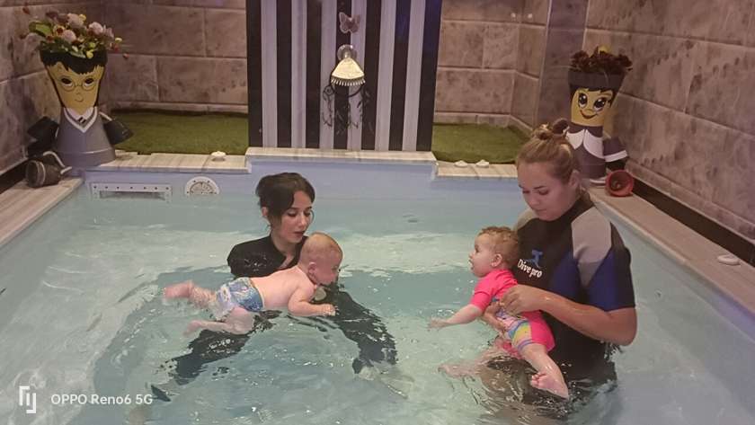 تعليم حديثي الولادة للسباحة