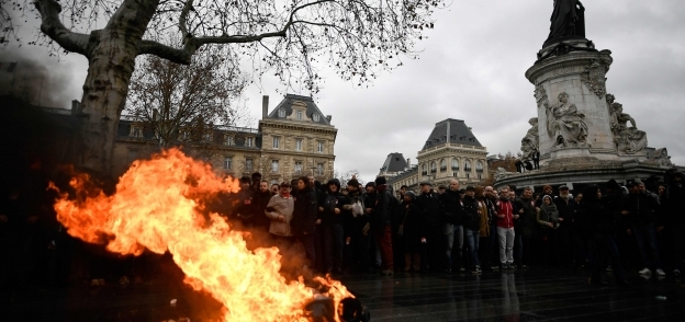 الشرطة الفرنسية تعلن إضرابا مفتوحا وتدعم "السترات الصفراء"