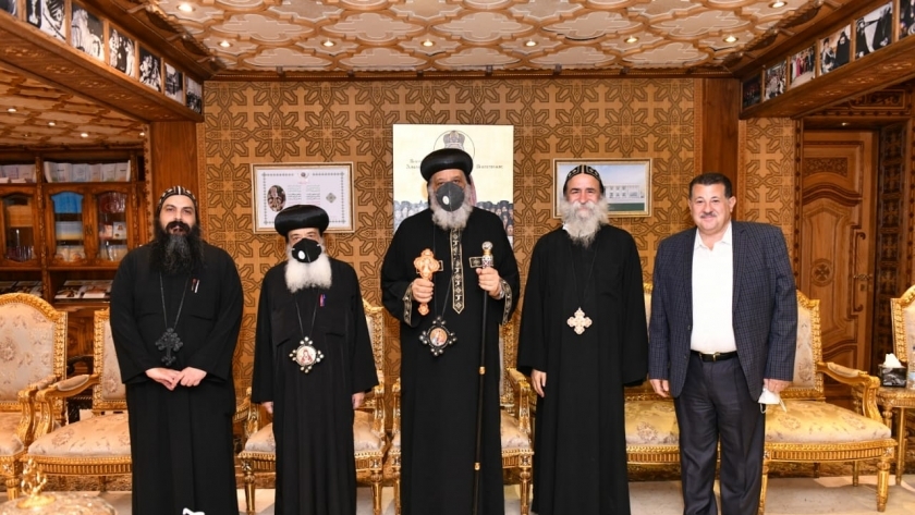 البابا مع المشاركين في اجتماع دير السلطان