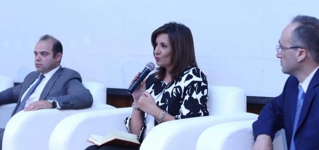 السفيرة نبيلة مكرم خلال ندوة جامعة مصر الدولية