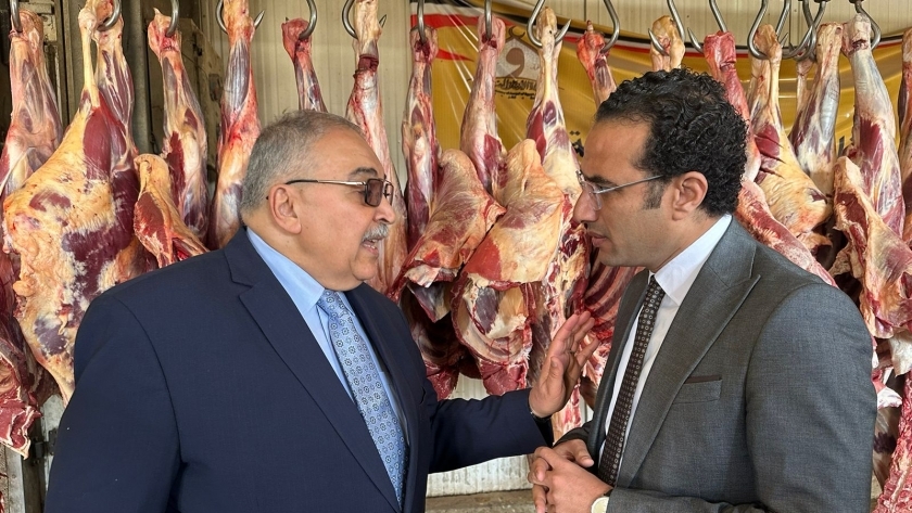 قيادات وزارة التموين من منافذ بيع اللحوم