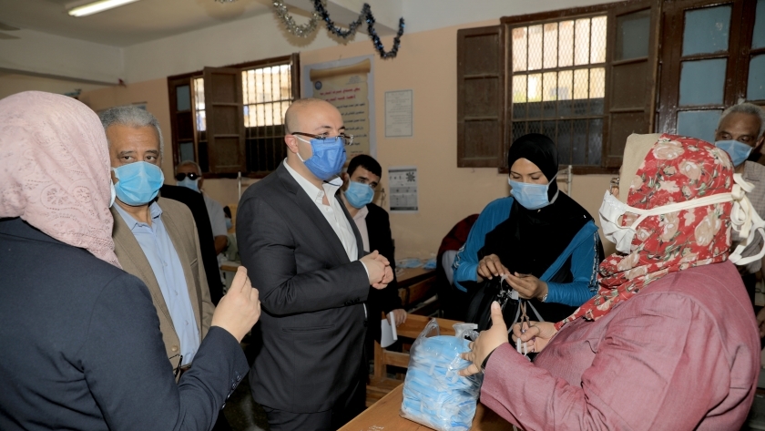 محافظ بني سويف يتابع أعمال تصنيع الكمامات الطبية بمدارس الفنية