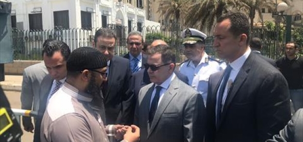 وزير الداخلية يلتقي باحد المواطنين