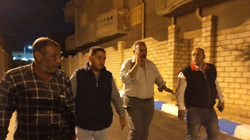 قيادات مجلس مدينة مرسى مطروح خلال متابعتهم اعمال الرصف وصيانة الكهرباء فى الأحياء