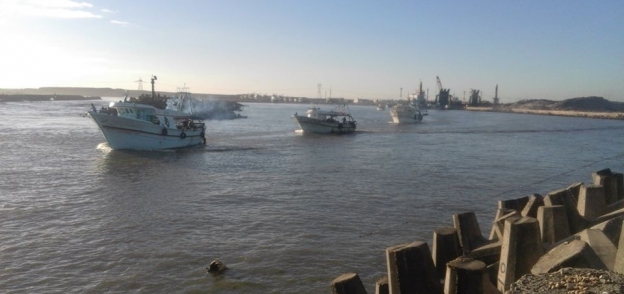 مراكب الصيد تغادر ميناء البرلس للقيام برحلات صيد