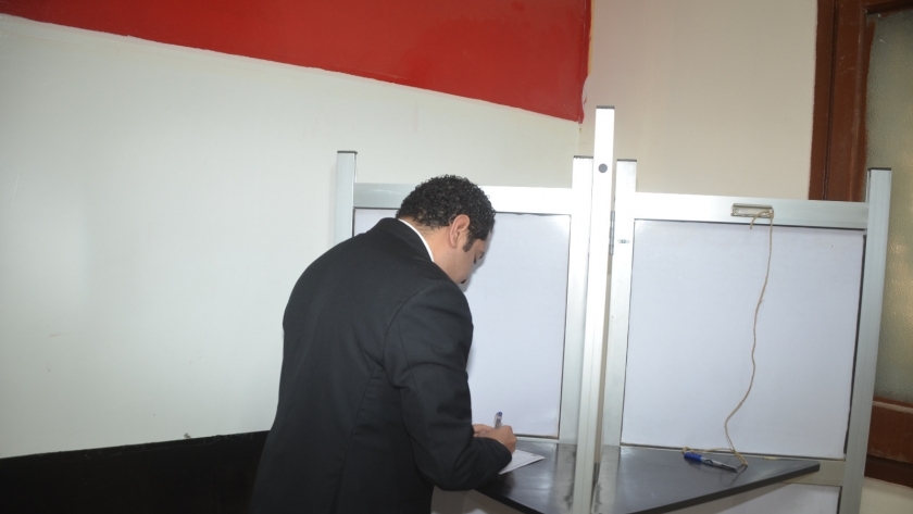 نائب محافظ بني سويف يدلي بصوته في الانتخابات الرئاسية