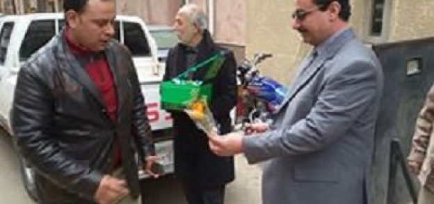 رئيس مجلس مدينة المحلة يقدم الحلوي والورود لضباط وأفراد الداخلية
