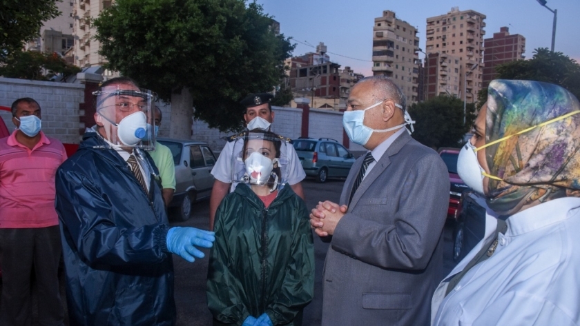 محافظ الإسكندرية بالبدلة الوقائية داخل مستشفى الحميات
