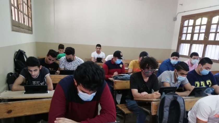 جانب من الطلاب أثناء أداء الامتحان التجريبى