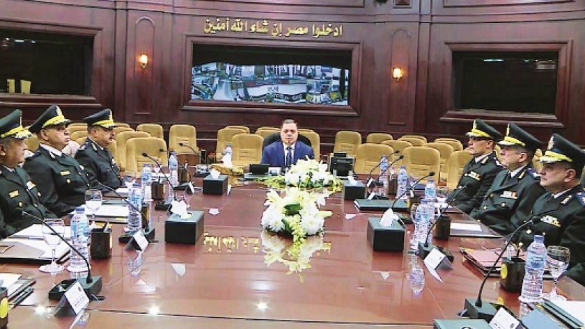 وزير الداخلية خلال اجتماع سابق مع مساعديه