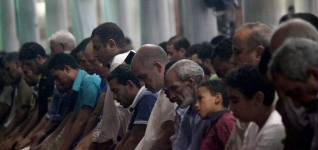 المسلمون يؤدون صلاة التراويح بأحد المساجد