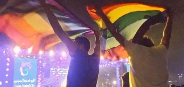شابان يرفعان «علم المثليين» في حفل «مشروع ليلى»