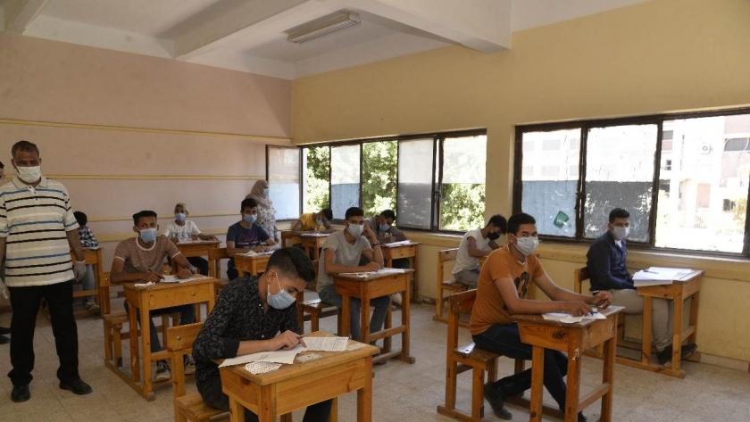 صورة لطلاب الدبلومات الفنية أثناء أحد الامتحانات