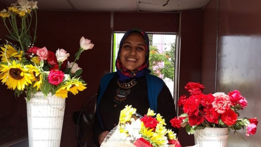 ياسمين بكر  تستقبل طلاب العام الجديد بمنفذ لبيع الورود بمقر جامعة القناة"الحلم أصبح حقيقة".
