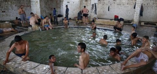 بالصور| حمامات الكبريت جنوب الموصل تجمع الجنود والنازحين