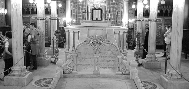 صورة من داخل معبد «بن عزرا» اليهودى بمجمع الأديان