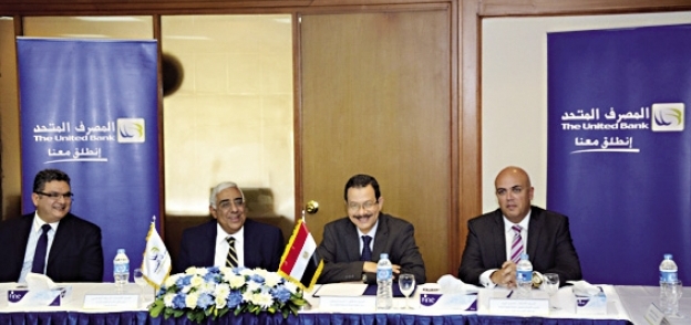 د. أحمد درويش وأشرف القاضى خلال توقيع الاتفاقية