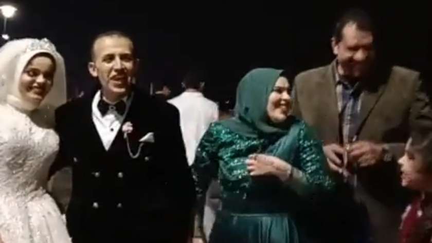 «محمد وشيماء» يحتفلان بزفافهما على كورنيش بني سويف تحت الأمطار.. فيديو