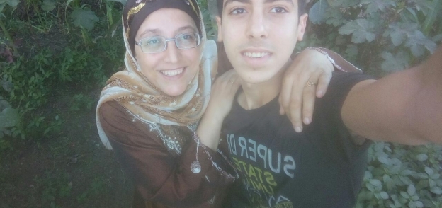 أحمد فوزى الحاصل على المركز الأول مكرر على مستوى الجمهورية مع والدته