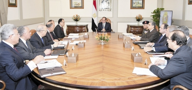 الرئيس أثناء اجتماعه بأعضاء الحكومة لبحث العلاقات «المصرية - الأفريقية»
