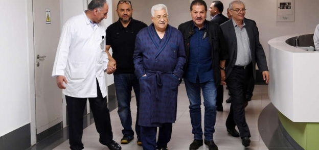 الرئيس الفلسطيني محمود عباس يتابع مهامه من داخب المستشفى