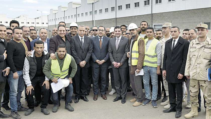 رئيس الوزراء يتوسط العاملين فى المنطقة الاستثمارية بمدينة بنها 