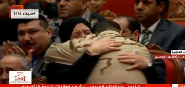 والدة الشهيد شريف محمد عمر تحتضن صديقه بعد الحديث عن بطولته