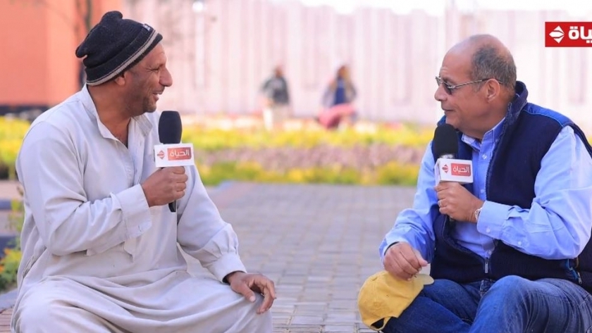 الإعلامي محمد شردي مع أحد العمال
