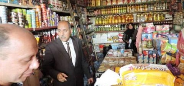 بالصور| مدير أمن أسوان يتابع أسعار السلع الغذائية في أسواق المحافظة