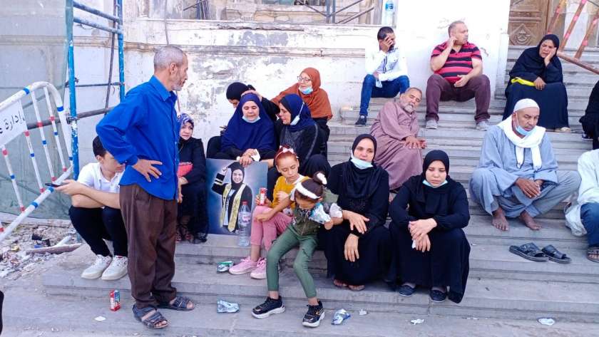 والدة فتاة مول كفر الدوار من أمام محكمة الإسكندرية