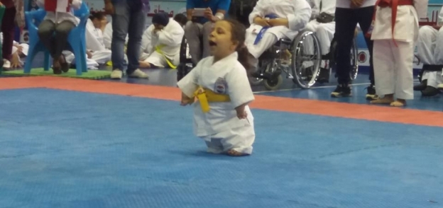 آية في الخامسة من عمرها.. مشروع بطلة كاراتيه بإعاقة في أطرافها الأربعة