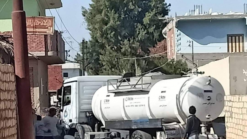سيارة توزيع المياه في عزبة أبو عياد بالإسماعيلية