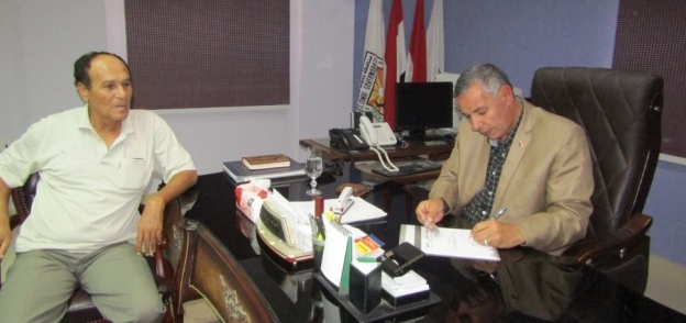رئيس مدينة أبورديس خلال توقيعه على استمارة "عشان نبنيها "