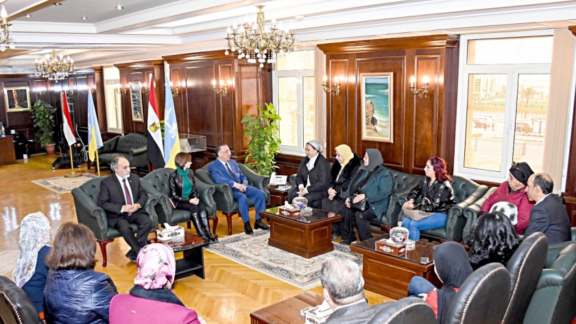 محافظ الإسكندرية خلال لقائه أعضاء المجلس القومى للمرأة