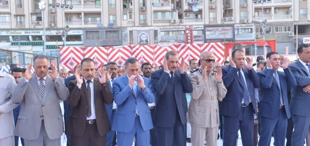 محافظ أسيوط يشارك المواطنين صلاة عيد الفطر بساحة أرض الملاعب ويهنئ المواطنين