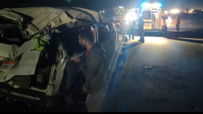 حادث تصادم سيارتين ميكروباص على طريق أسيوط الغربي