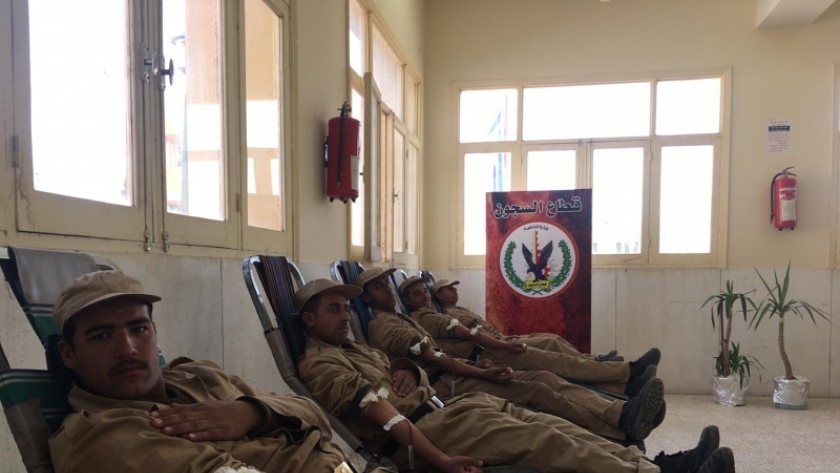 حملة للتبرع بالدم بمشاركة ضباط وأفراد ومجندى قطاع السجون 