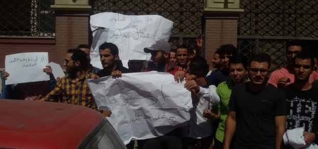 طلاب المدن الجامعية في الإسكندرية يحتجون على قرار الزيادة لـ 350 جنيه شهرياً ويرفعون لافتات "إرحمونا"