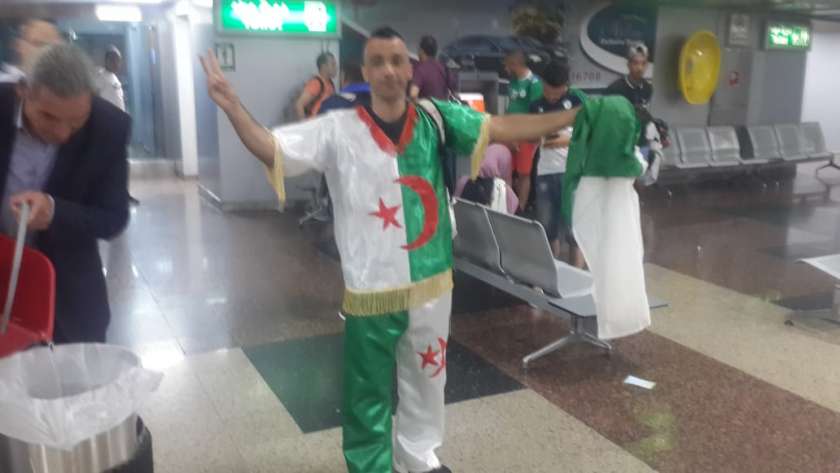 مشجعي الجزائر بمطار القاهرة