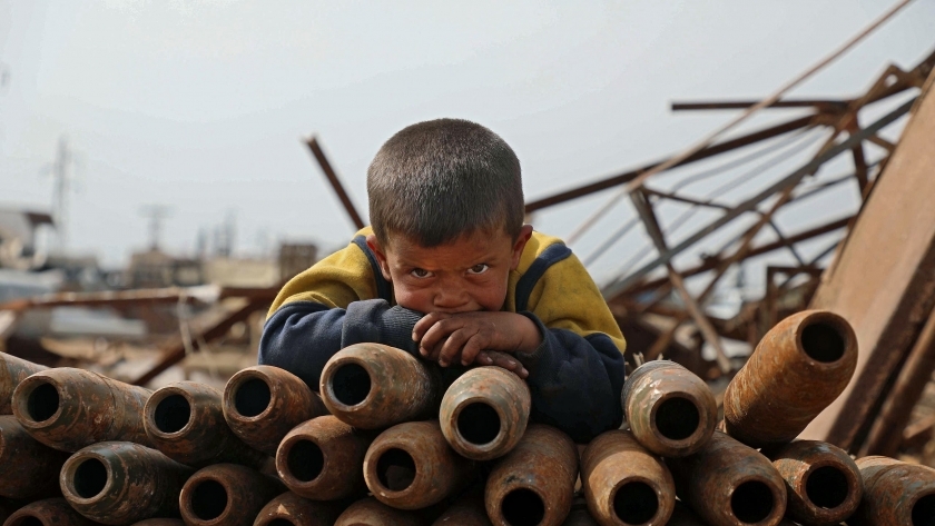طفل سوري يرقد على صواريخ فارغة
