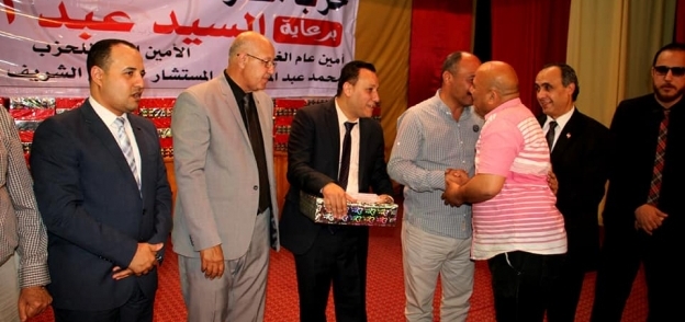 بالصور : حزب مصر المستقبل يكرم "الوطن" فى احتفالية عيد العمال بمسرح غزل المحلة