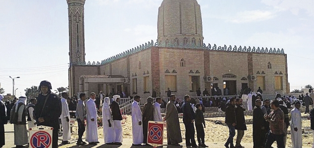 المصلون أثناء التوافد أمس على مسجد الروضة