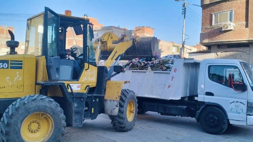 رفع القمامة والمخلفات بشوارع بيلا بكفر الشيخ