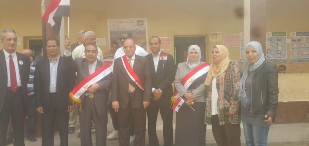 وكيل مديرية التربية والتعليم يحمل علم مصر ويحث المواطنين على المشاركة في الانتخابات